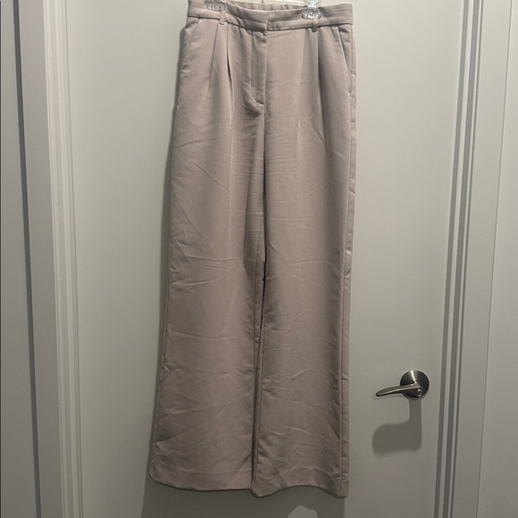 Abercrombie & Fitch A&F Sloane Tailored Premium Crepe Pant in Cream - Picture 3 of 5